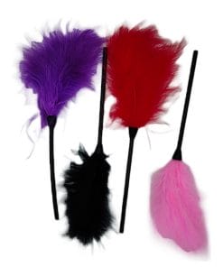 plumas para hacer cosquillas de cuatro colores diferentes